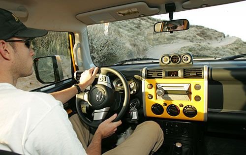 07.toyota.fj.int.500.jpg