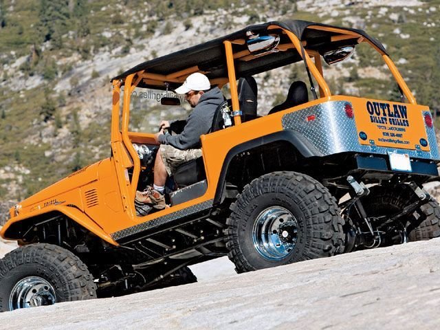 0806_4wd_06_z+1972_toyota_fj40+roll_cage.jpg