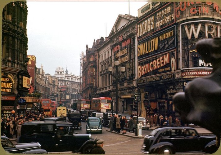 800px-London_,_Piccadilly_Circus_looking_up_Shaftsbury_Ave_,_circa_1949_,Kodachrome_by_Chalmers_.jpg